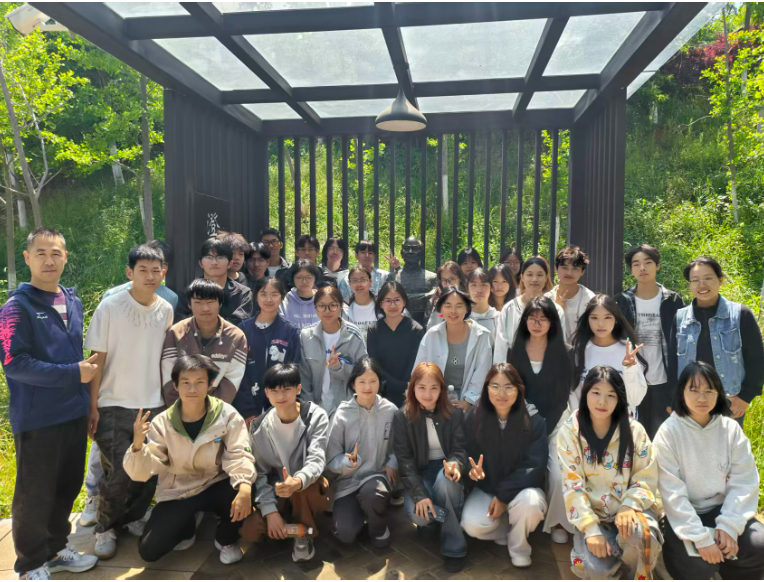 思政课教师深入 “一站式” 员工社区活动｜从澄怀亭出发——探寻校园红色印迹